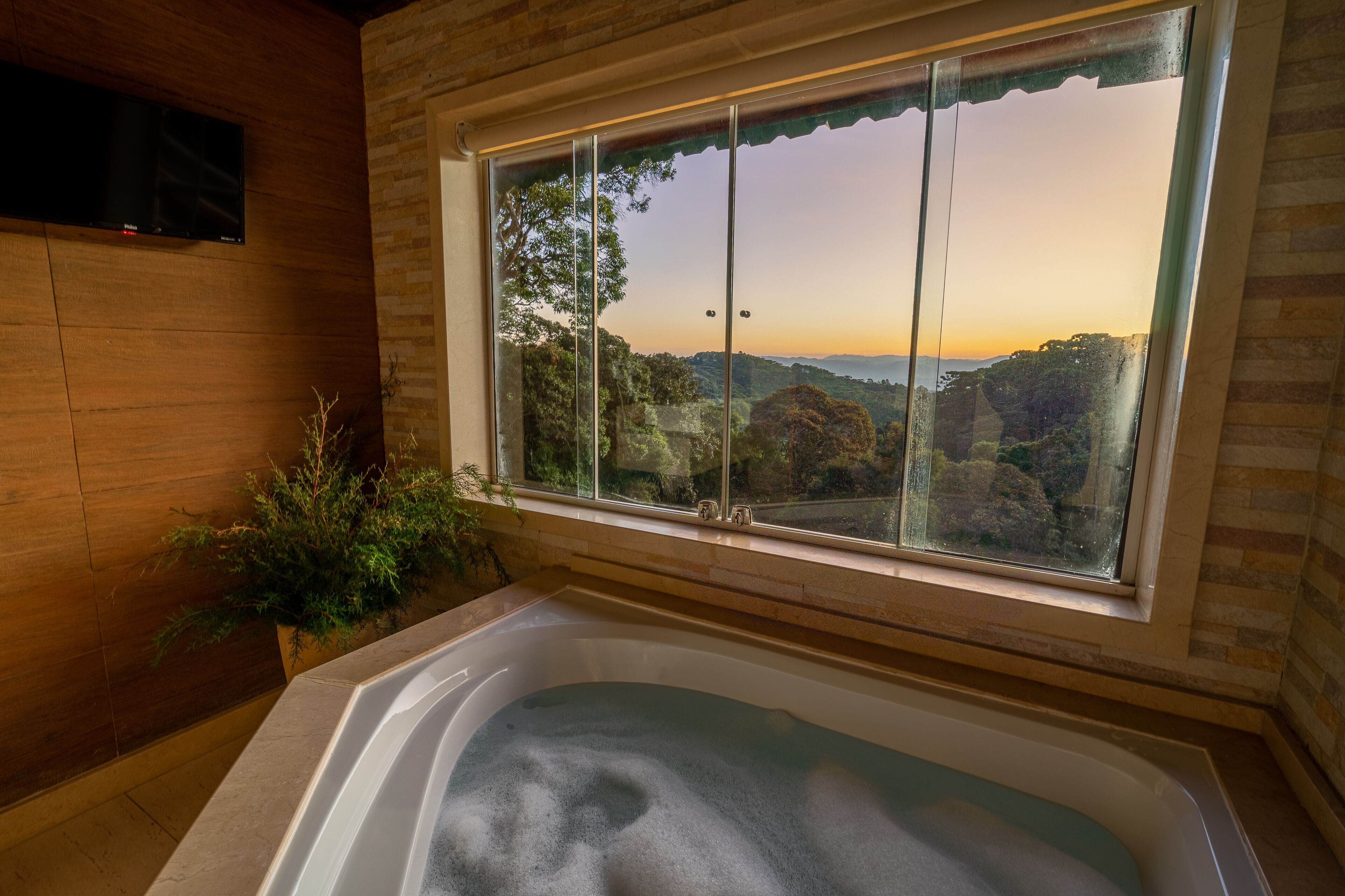 Deep-soaking bathtub