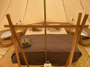 1 bedroom, bed sheets