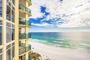 On the beach - Jade East Towers~1250 Stunning Gulf-Beach Front ~Special Dec - Jan (Jade East Towers , Destin)