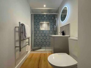 Douche, sĂšche-cheveux, serviettes fournies, papier toilette