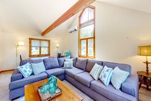 TV - Dog-friendly beach house with WiFi, private washer/dryer, deck, beautiful views (Bristol)