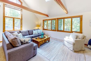 TV - Dog-friendly beach house with WiFi, private washer/dryer, deck, beautiful views (Bristol)