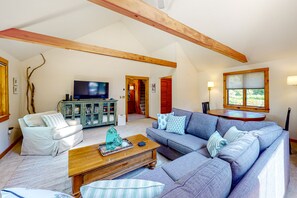 TV - Dog-friendly beach house with WiFi, private washer/dryer, deck, beautiful views (Bristol)