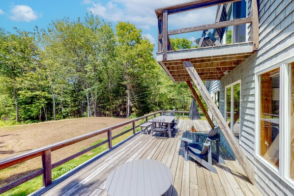 Outdoor dining - Dog-friendly beach house with WiFi, private washer/dryer, deck, beautiful views (Bristol)