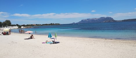 Nära stranden och solstolar