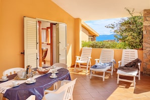 Outdoor dining - Delightful villa at 800 meters from the beautiful beaches of Pittulongu (Olbia Pittulongu)