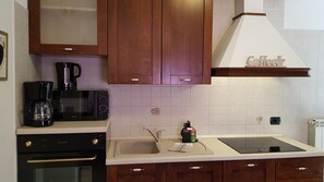 Fridge, microwave, oven, coffee/tea maker