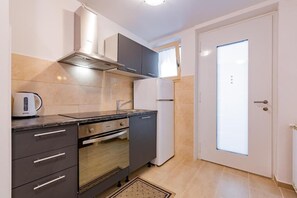 Kylskåp, mikrovågsugn och diskmaskin