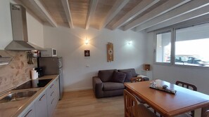 Kühlschrank, Mikrowelle, Wasserkocher mit Kaffee-/Teezubehör