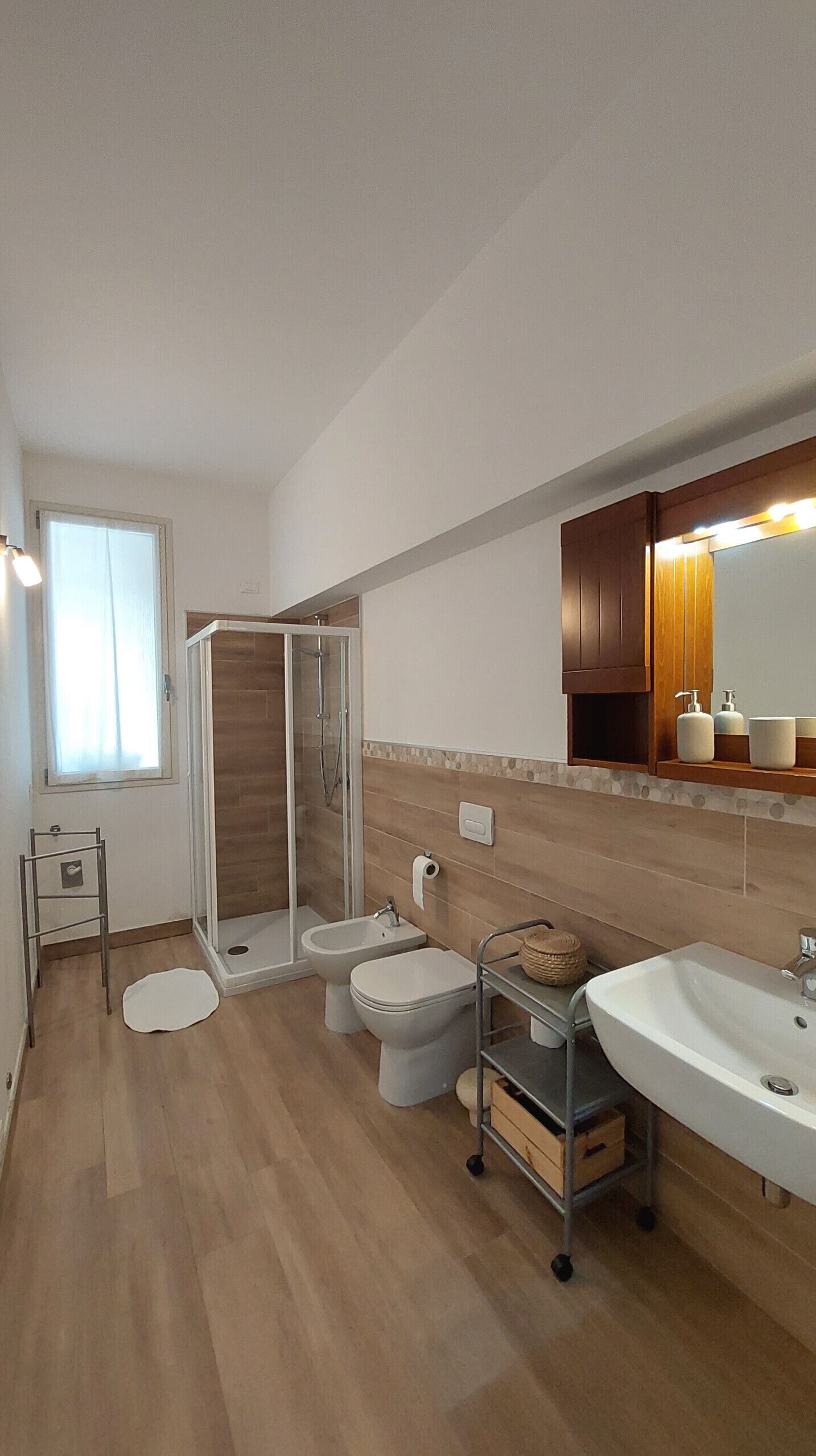 Een douche, een haardroger, handdoeken