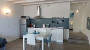 Kühlschrank, Mikrowelle, Wasserkocher mit Kaffee-/Teezubehör