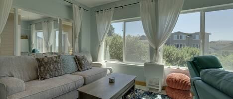 Una televisión, una chimenea