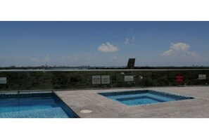 Outdoor pool - Malecon Luxury Apartment (Benito Juárez)
