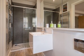 Cottage | Bathroom | Shower