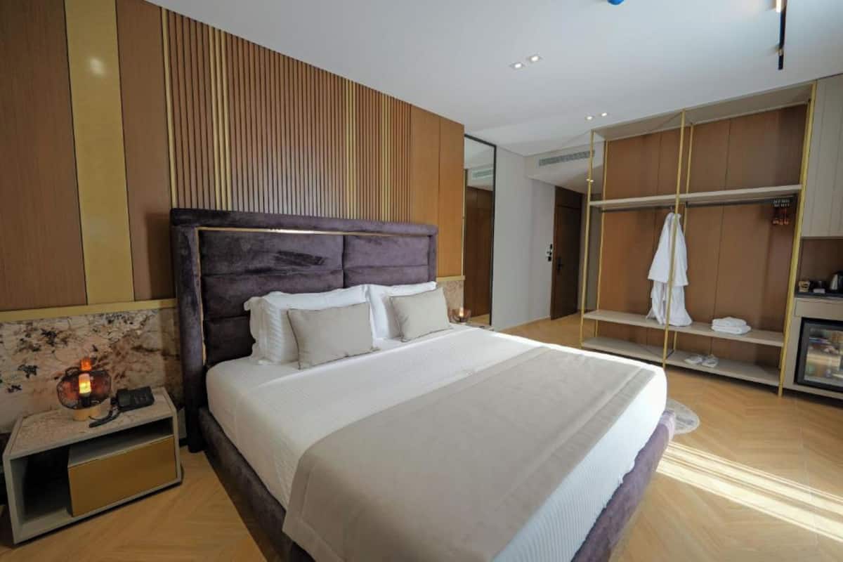 Deluxe Suite With Outdoor Jacuzzi | Minibar, free WiFi, bed sheets