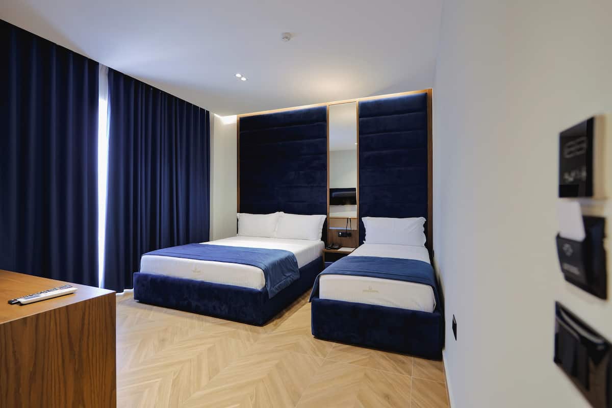 Chambre Triple, plusieurs lits, vue jardin | 1 chambre, minibar, Wi-Fi gratuit, draps fournis