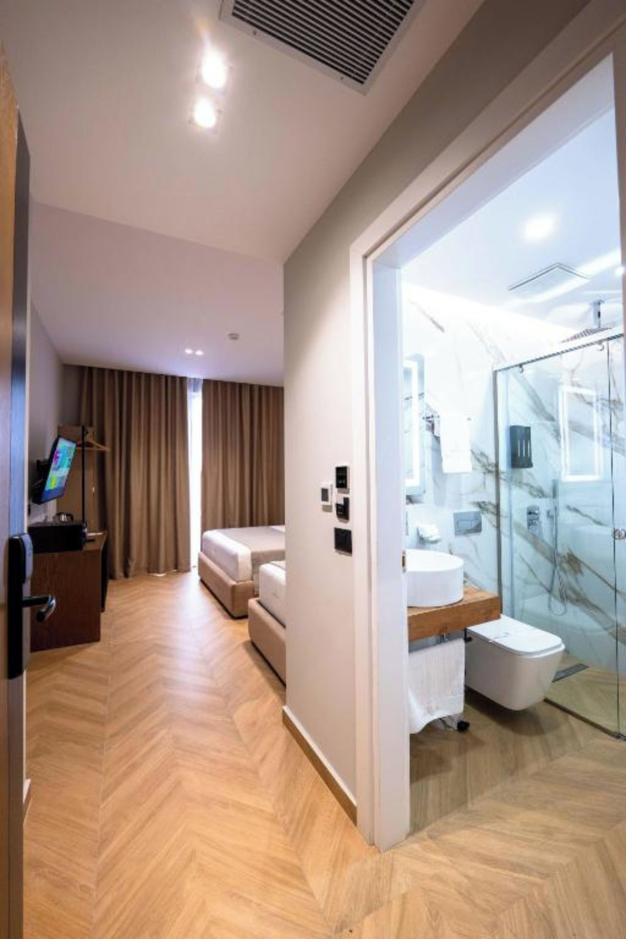 Triple Room, Multiple Beds, Garden View | Minibar, free WiFi, bed sheets