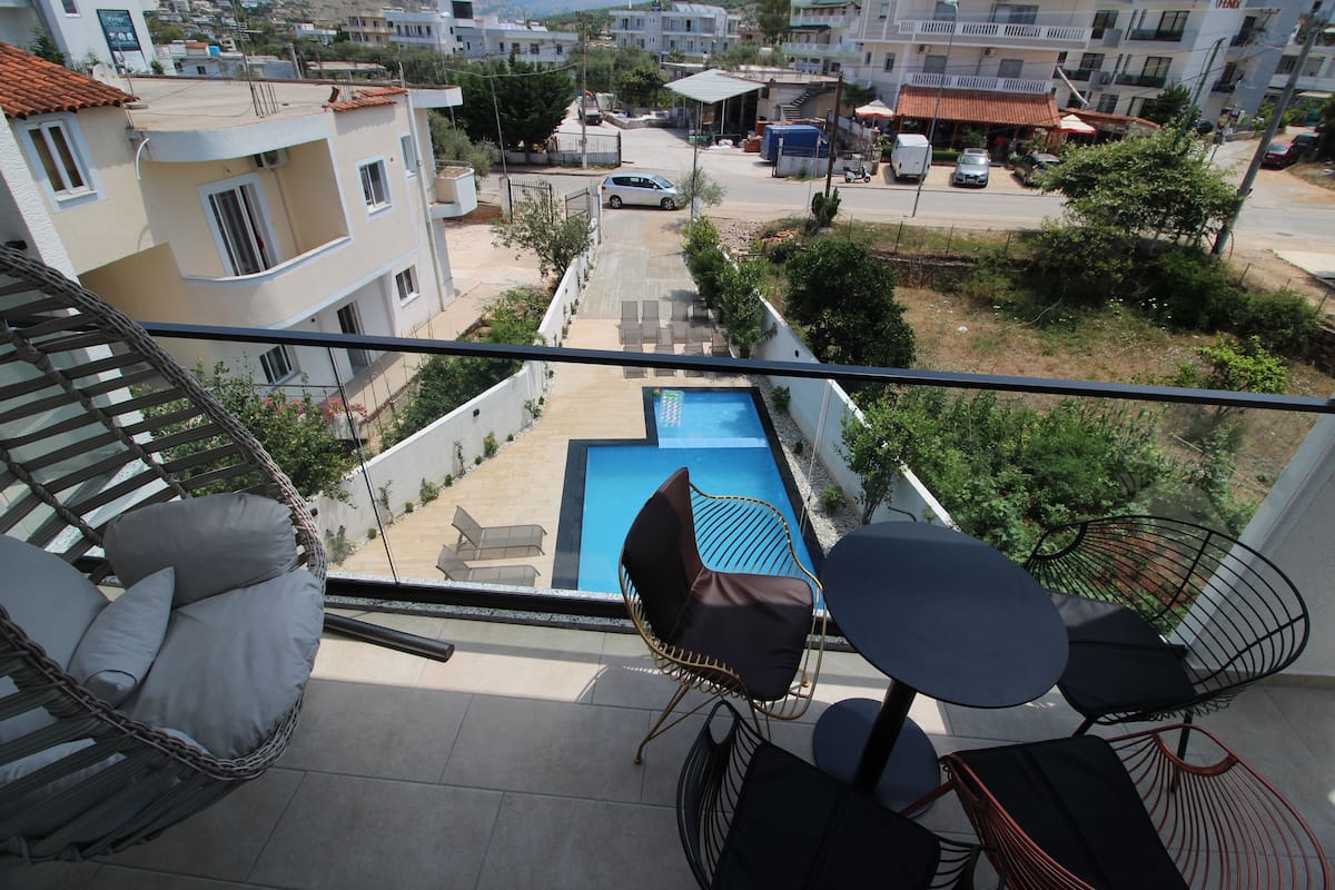 Chambre Double, vue piscine | Balcon