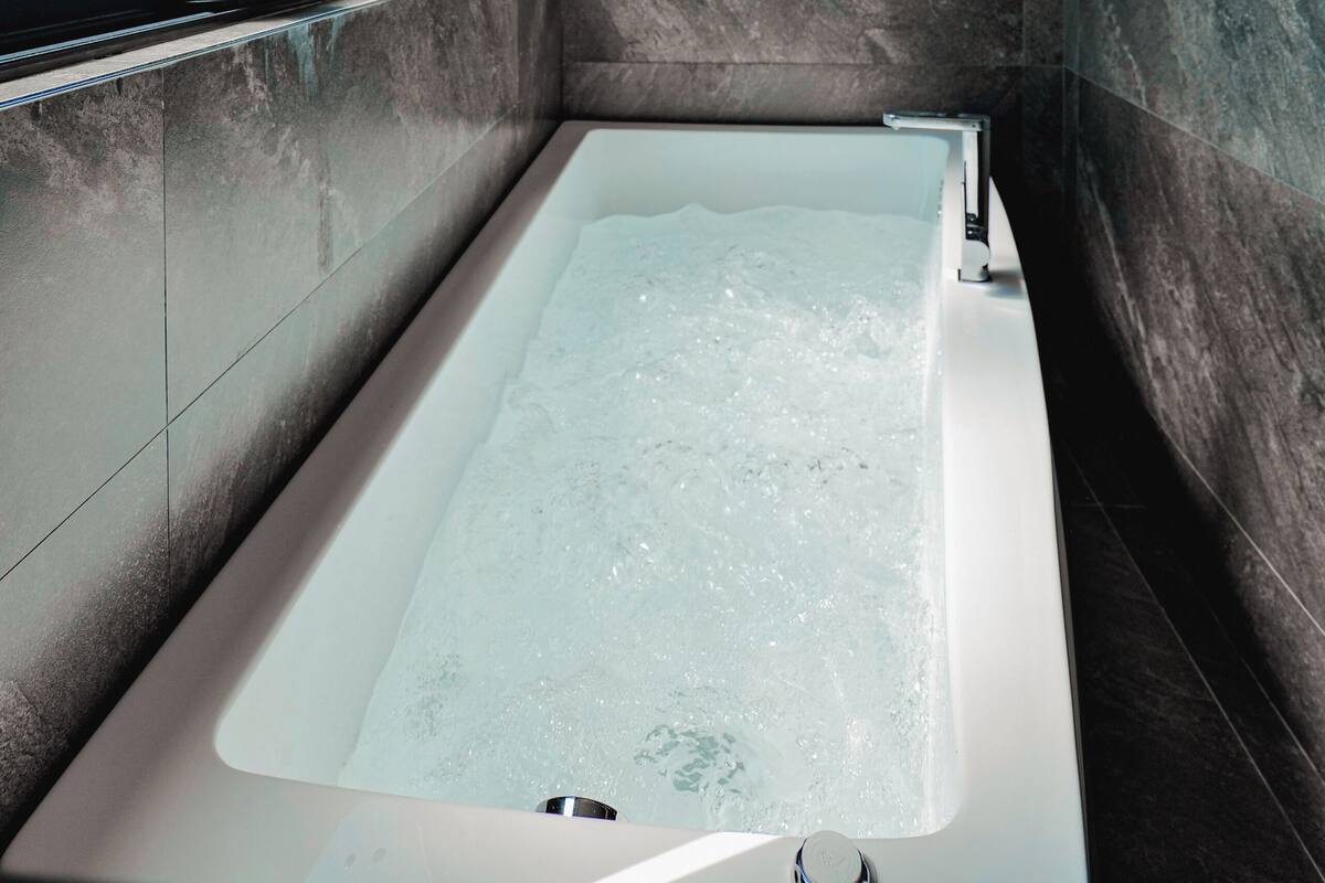 Chambre Triple, bain à remous | Salle de bain | Sèche-cheveux, serviettes fournies