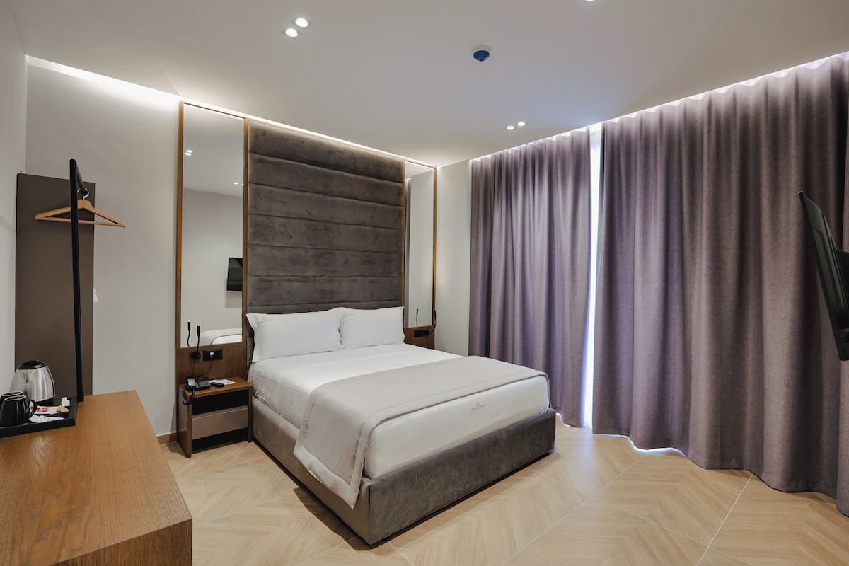 Chambre Double, bain à remous | 1 chambre, minibar, Wi-Fi gratuit, draps fournis