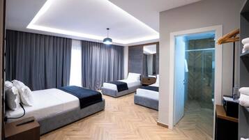 Quarto quádruplo, vista para a piscina | Frigobar, Wi-Fi de cortesia, roupa de cama