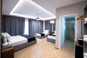 Quarto quádruplo, vista para a piscina | Frigobar, Wi-Fi de cortesia, roupa de cama