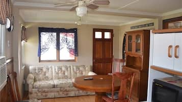 Cabin Nine | Private kitchen | Full-size fridge, microwave, oven, stovetop