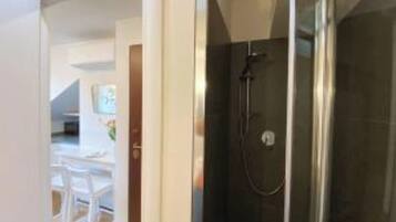 Doccia, asciugacapelli, bidet, asciugamani