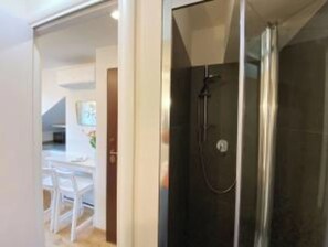 Shower, hair dryer, bidet, towels - Juniper House via Mazzini (Torino)