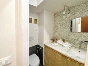 シャワー、ヘアドライヤー、ビデ、タオル