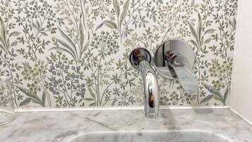 Dusche, Haartrockner, Bidet, Handtücher