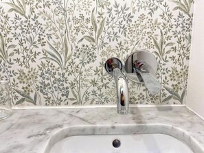 Douche, sèche-cheveux, bidet, serviettes fournies