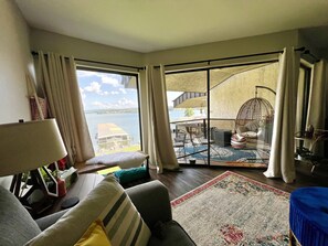 Téléviseur connecté, lecteur de DVD, livres