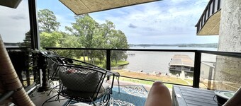 Cozy condo on Lake Hamilton with pool