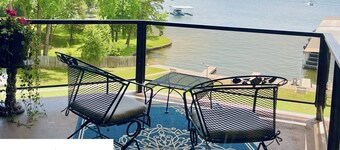 Cozy condo on Lake Hamilton with pool