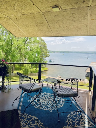 Cozy condo on Lake Hamilton with pool