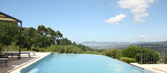La Cadière, Villa 230m2 in a quiet area, superb panoramic view, infinity pool