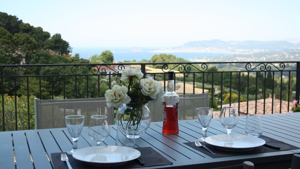 A table set for two with a view of the landscape. - La Cadière, Villa 230m2 in a quiet area, superb panoramic view, infinity pool (La Cadière-d'Azur)