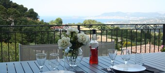 La Cadière, Villa 230m2 in a quiet area, superb panoramic view, infinity pool