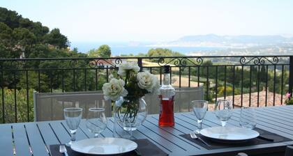 La Cadière, Villa 230m2 in a quiet area, superb panoramic view, infinity pool