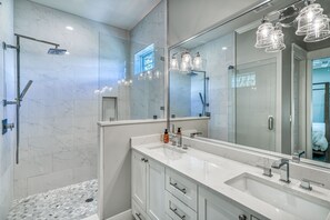Combined shower/bathtub, towels, shampoo