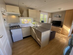 Een koelkast, een koffiezetapparaat/waterkoker, een waterkoker