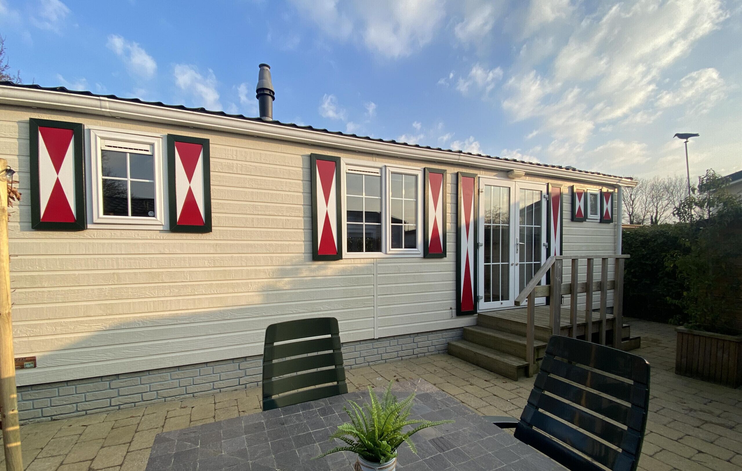 Außenansicht, Terrasse, Veranda, Gartentisch und Vorgarten - EEZZ