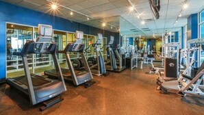 Ein Fitnessstudio mit Laufbändern, Kraftgeräten und Trainingsgeräten.