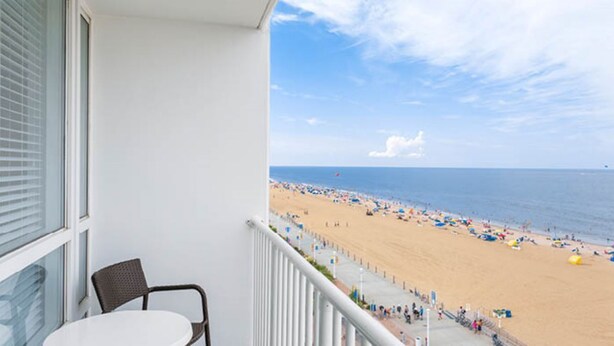 Ein Balkon mit Blick auf einen Strand.