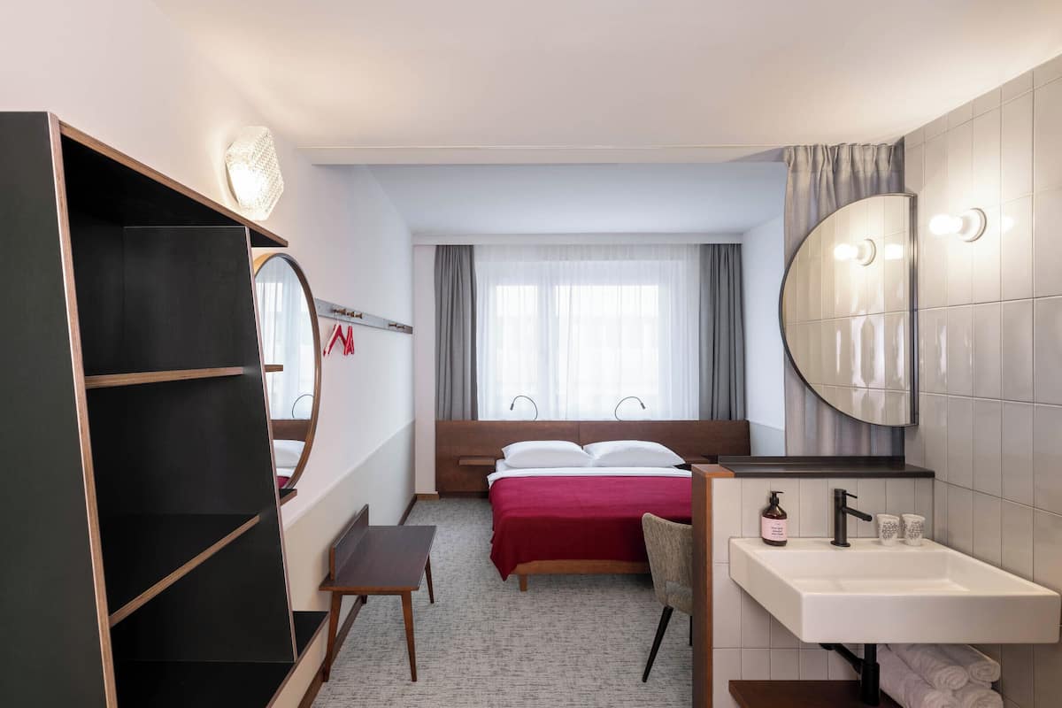Double Room | Soundproofing, WiFi (free), bed sheets