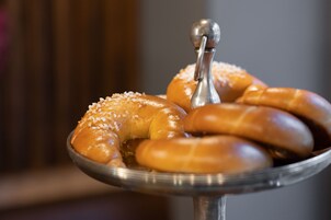 En metalkurv med flere kringler og en bold ovenpå.