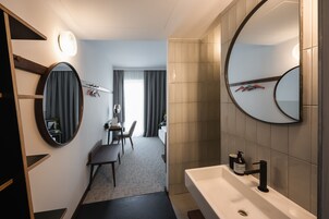 Single Room | Bathroom | Shower, hair dryer, bidet, towels