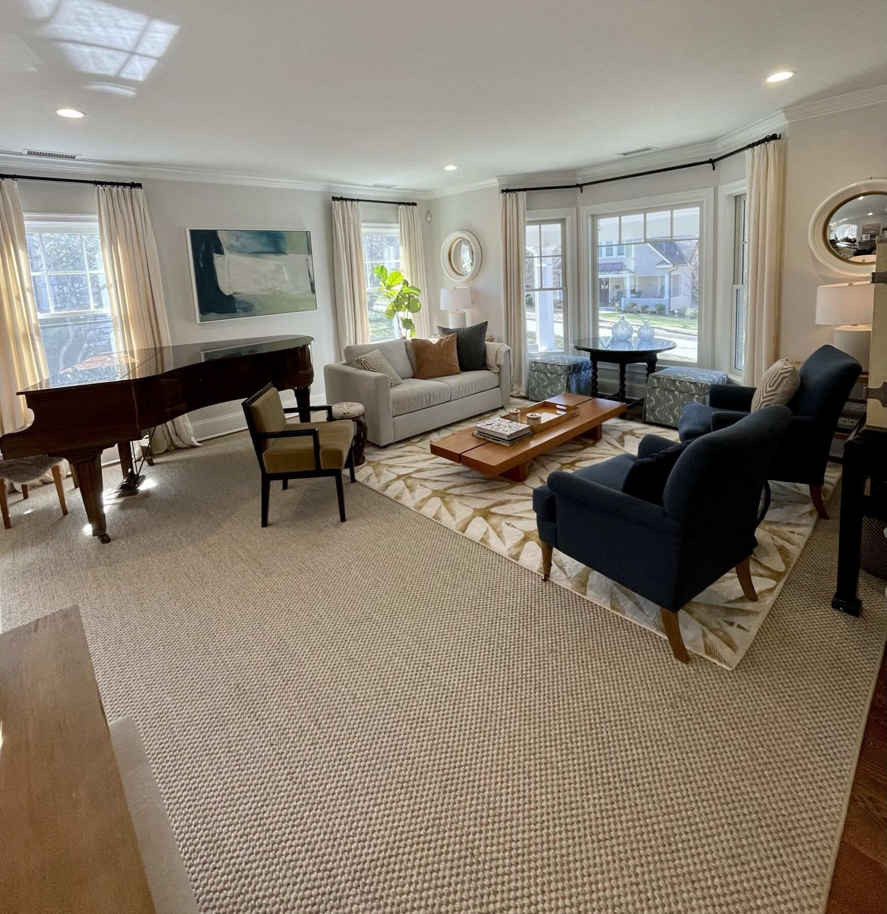 Smart-TV, peis, bøker og stereoanlegg