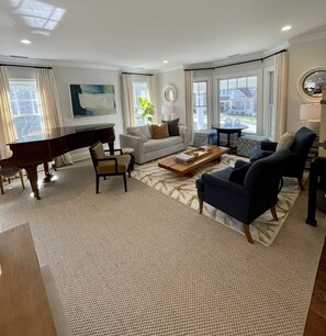 Smart TV, chimenea, libros y estéreo